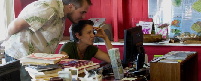 empresarios de libros en escritorio