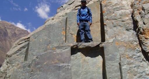 nichos tallados en roca sólida como si fuera barro