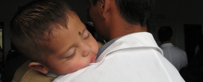 doctor con niño en brazos