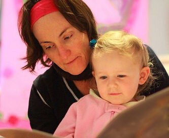 madre de 4 ninas se perfecciona escribiendo cuentos