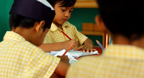 maestra motiva ninos escribir cuentos para otros ninos